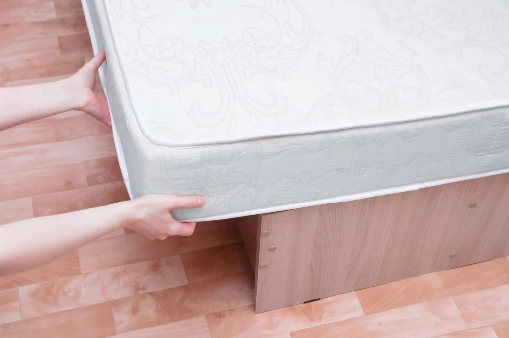 how to keep mattress from sliding off bed frame｜TikTok Search